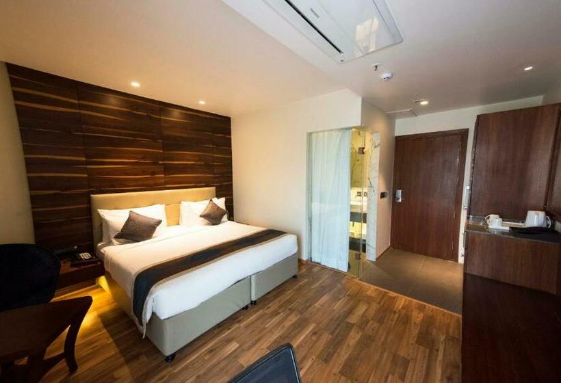 Номер Премиум, Connaught Royale