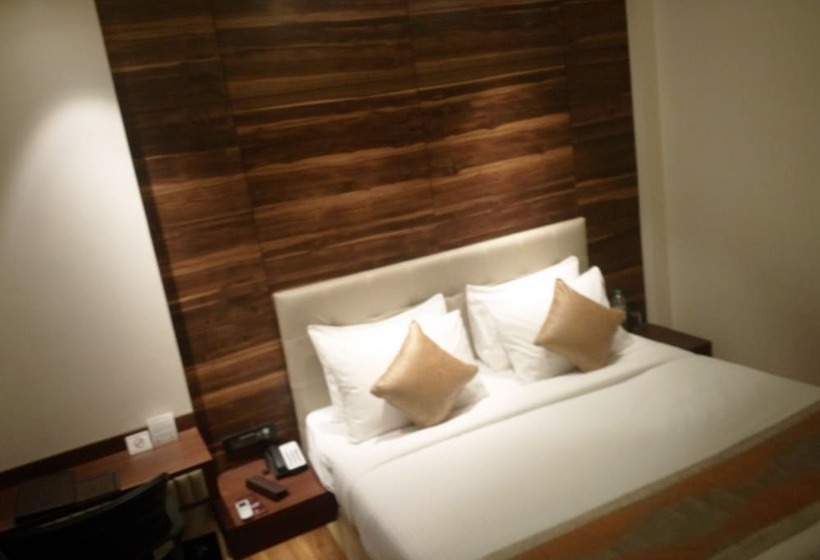 Номер Deluxe, Connaught Royale