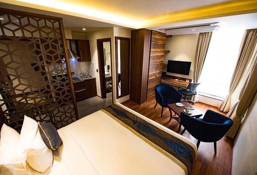 استودیوی استاندارد, Connaught Royale