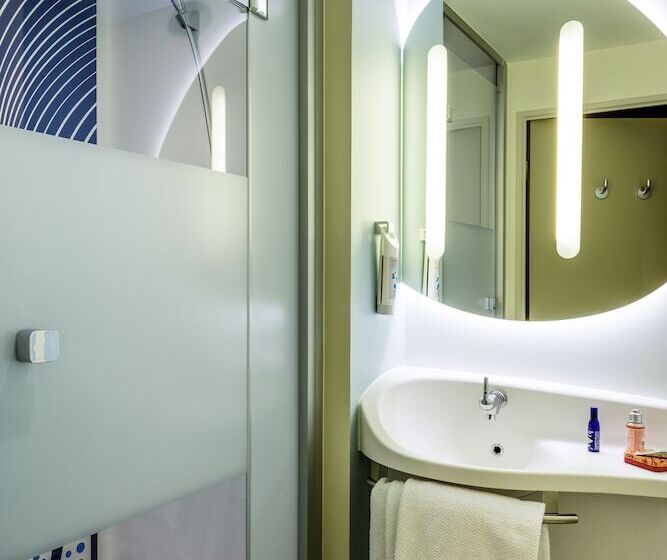 חדר סטנדרט לשלושה, Ibis Budget Saint Quentin Yvelines   Vélodrome