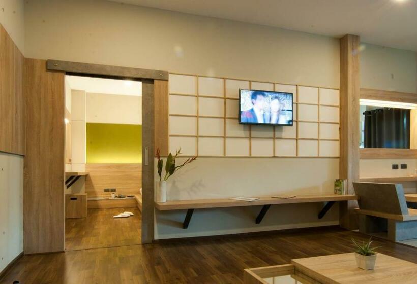 جناح مزوَّد بشرفة, The Zenith Residence