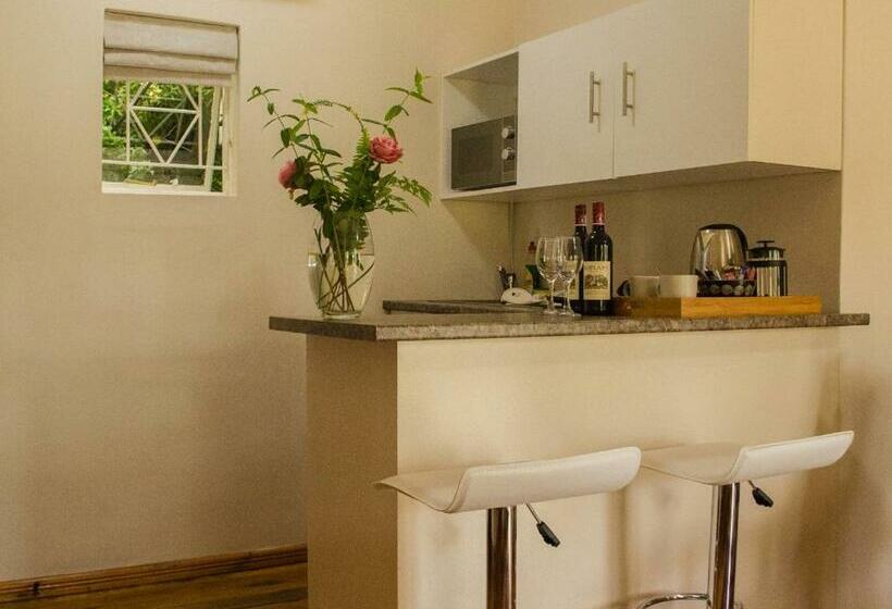 اتاق استاندارد, Adley House