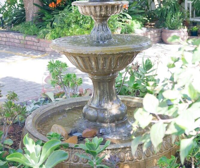 اتاق لوکس, Adley House