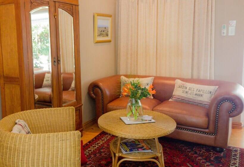 اتاق لوکس, Adley House