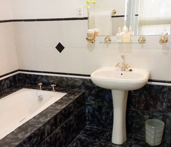 اتاق استاندارد, Adley House