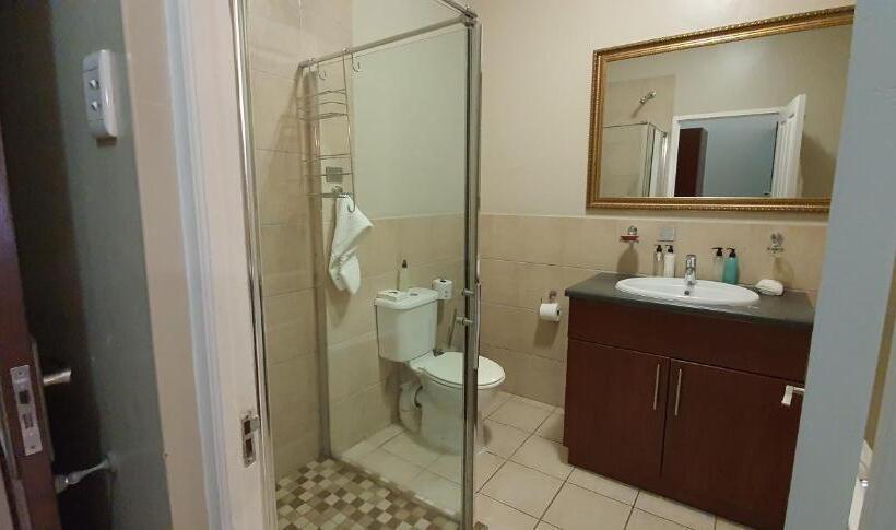 חדר משפחתי, The Mandyville Jeffreys Bay