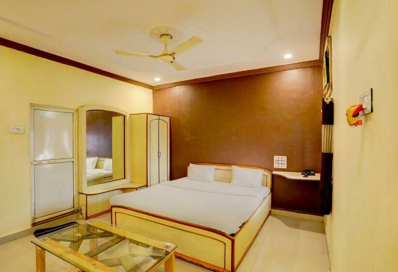 트리플 클래식 룸, Oyo Hotel Santushti Maharaja