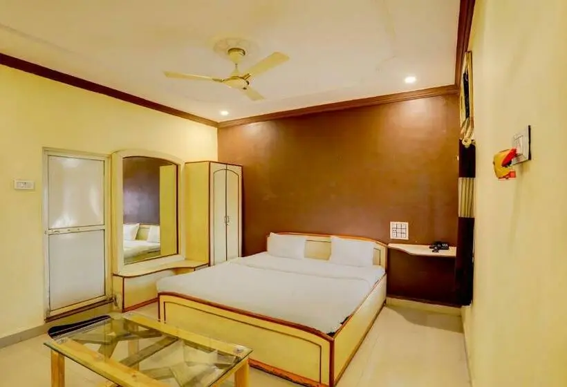 Classic Kolmen Hengen Huone, Oyo Hotel Santushti Maharaja