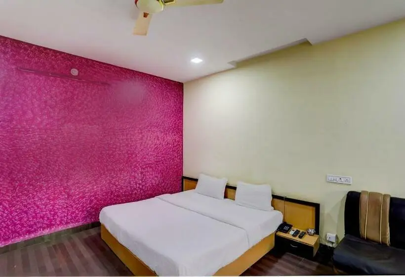 Classic Kolmen Hengen Huone, Oyo Hotel Santushti Maharaja
