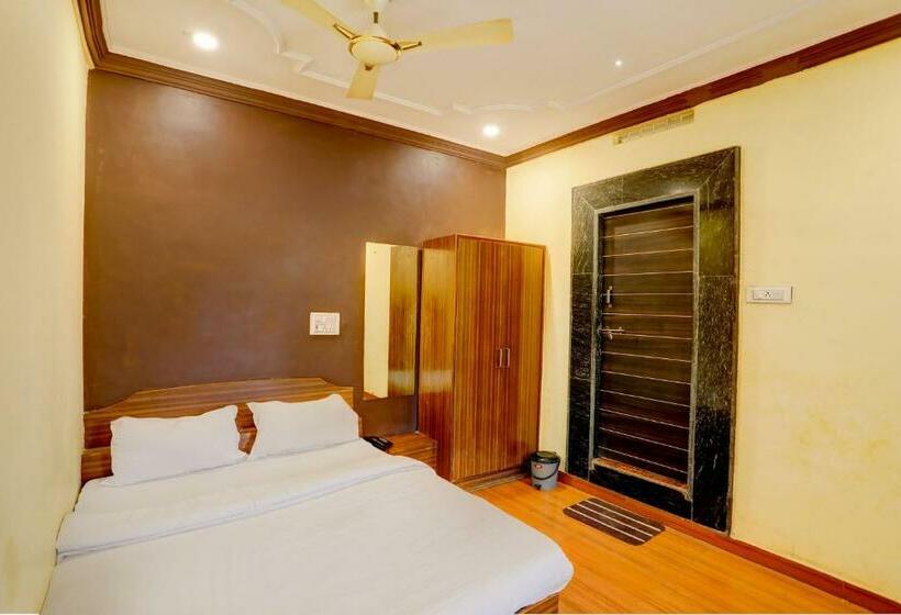 트리플 클래식 룸, Oyo Hotel Santushti Maharaja