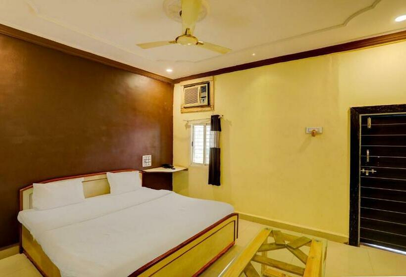 트리플 클래식 룸, Oyo Hotel Santushti Maharaja