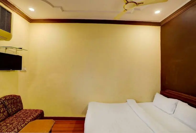 Classic Kolmen Hengen Huone, Oyo Hotel Santushti Maharaja