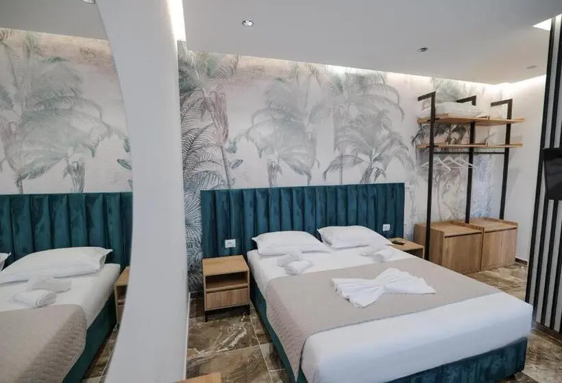Deluxe Kolmen Hengen Huone, La Maison Boutique