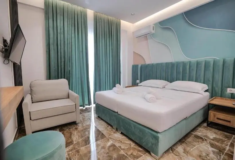 Deluxe Kolmen Hengen Huone, La Maison Boutique
