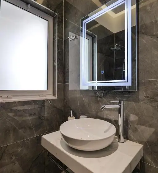 Deluxe Kolmen Hengen Huone, La Maison Boutique
