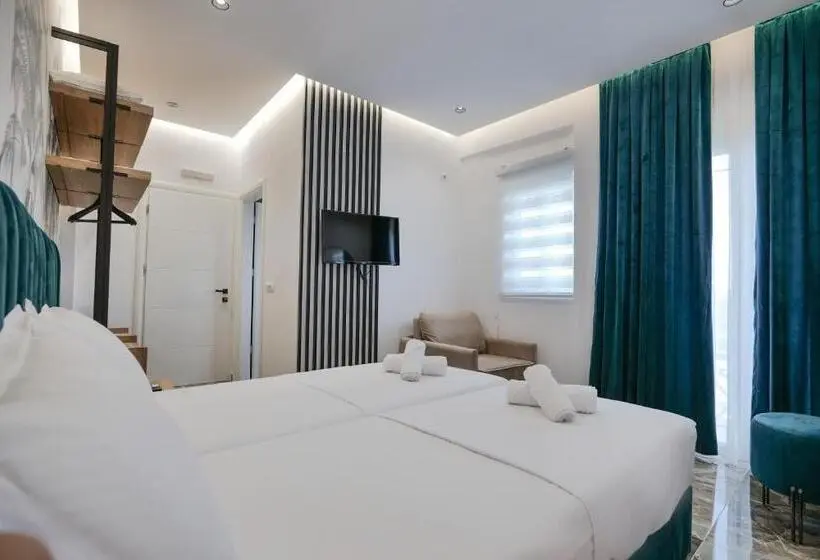 Deluxe Kolmen Hengen Huone, La Maison Boutique