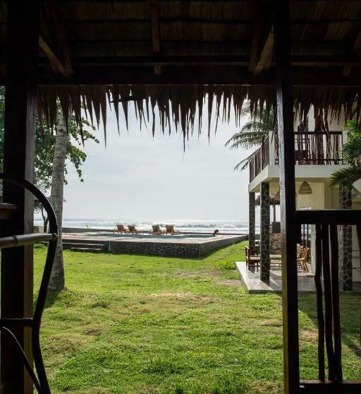 غرفة قياسية مطلّة علي البحر, The Ujung Bocur Bungalows