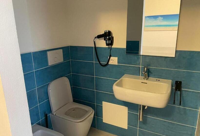 غرفة قياسية مطلّة علي البحر مزوَّدة بشُرفة, Solanas Home Stay   Rooms