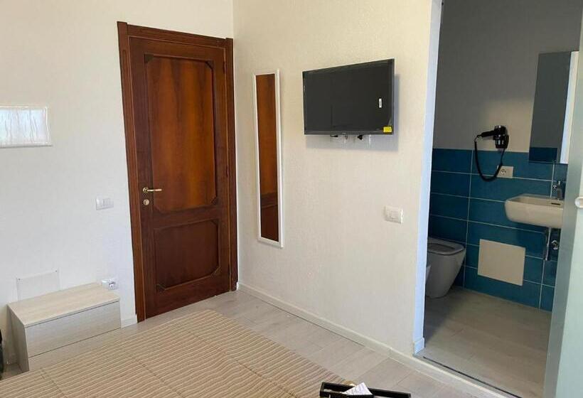 غرفة قياسية مطلّة علي البحر مزوَّدة بشُرفة, Solanas Home Stay   Rooms