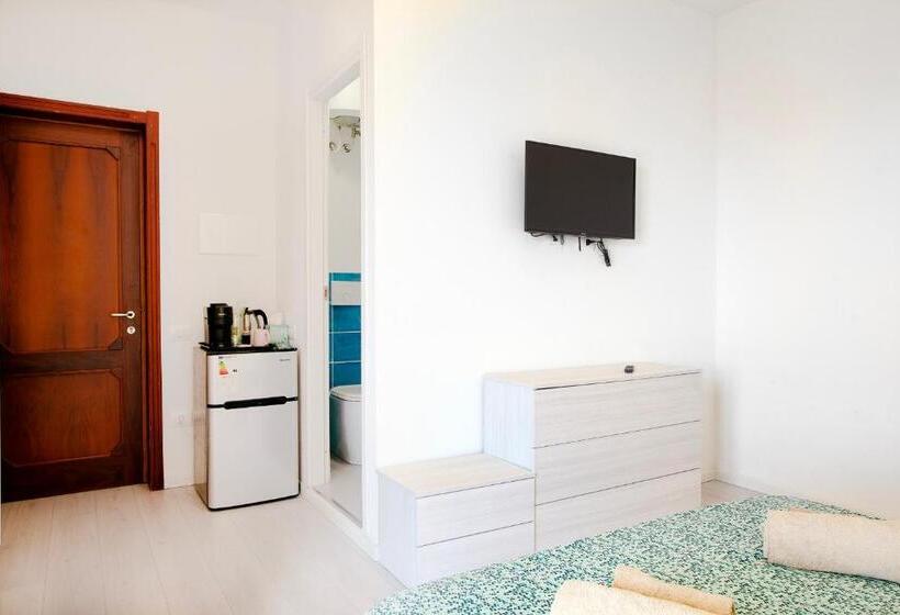 غرفة قياسية مطلّة علي البحر مزوَّدة بشُرفة, Solanas Home Stay   Rooms