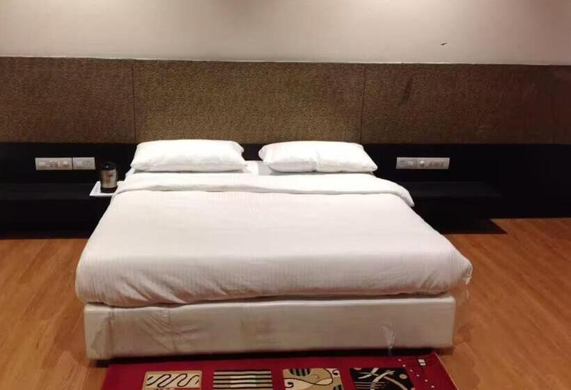 标准三人间, Priyanjali