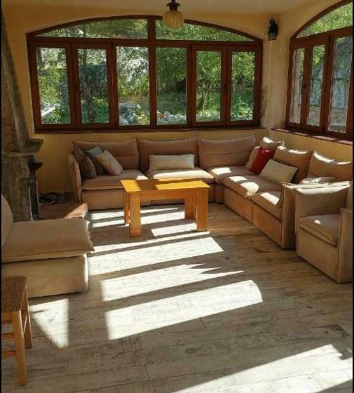 اتاق استاندارد سه نفره, Residence: Quku I Valbones