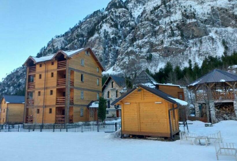 اتاق استاندارد سه نفره, Residence: Quku I Valbones