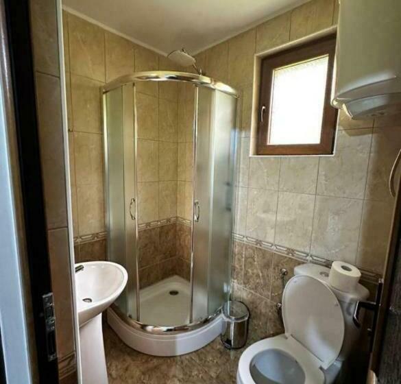 اتاق استاندارد سه نفره, Residence: Quku I Valbones