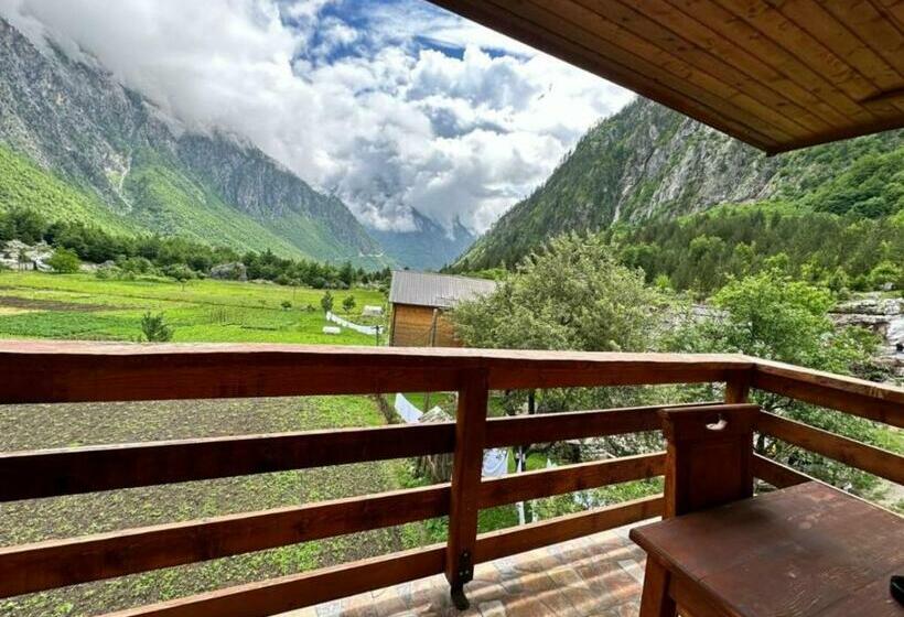 اتاق استاندارد سه نفره, Residence: Quku I Valbones