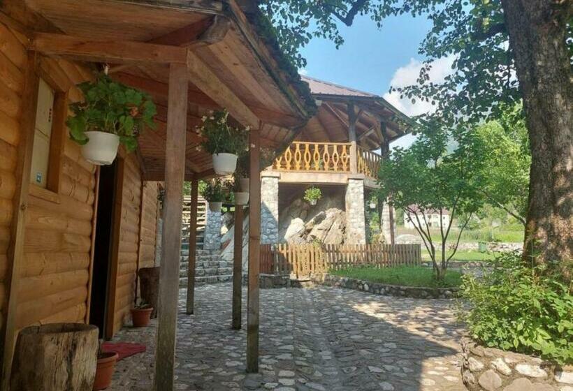 اتاق استاندارد سه نفره, Residence: Quku I Valbones