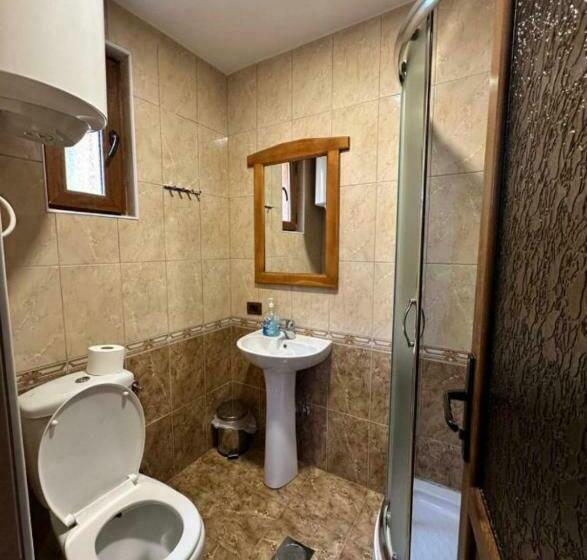 اتاق استاندارد سه نفره, Residence: Quku I Valbones