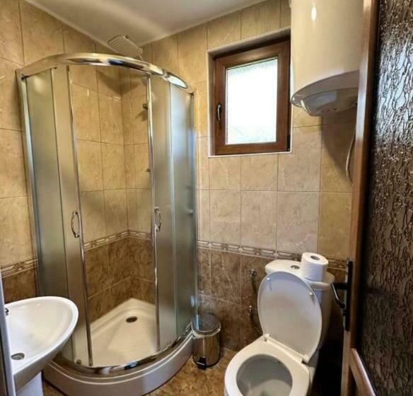 اتاق استاندارد سه نفره, Residence: Quku I Valbones