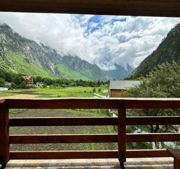 اتاق استاندارد سه نفره, Residence: Quku I Valbones