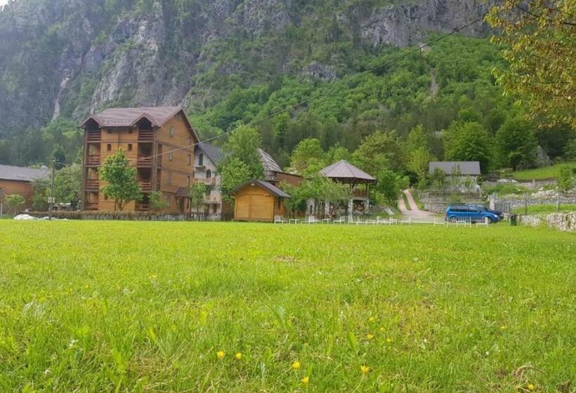 اتاق استاندارد سه نفره, Residence: Quku I Valbones