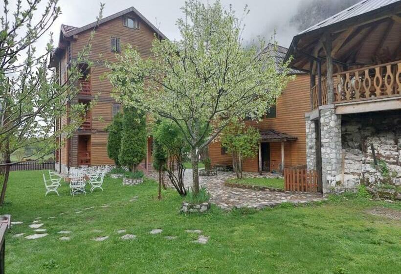 اتاق استاندارد سه نفره, Residence: Quku I Valbones