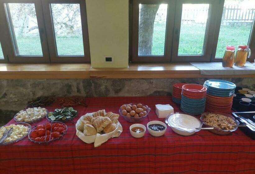 اتاق استاندارد سه نفره, Residence: Quku I Valbones