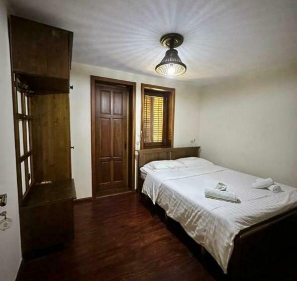 اتاق استاندارد, Residence: Quku I Valbones