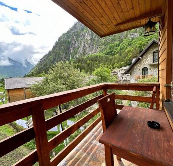 اتاق استاندارد سه نفره, Residence: Quku I Valbones