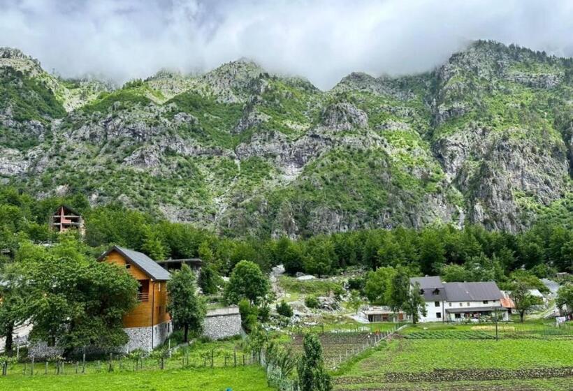 اتاق استاندارد سه نفره, Residence: Quku I Valbones