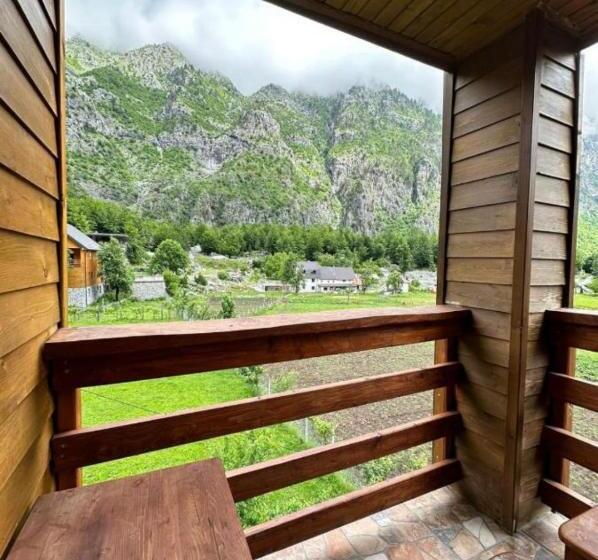 اتاق استاندارد سه نفره, Residence: Quku I Valbones