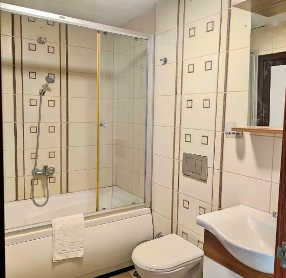 اتاق استاندارد سه نفره, Nayla