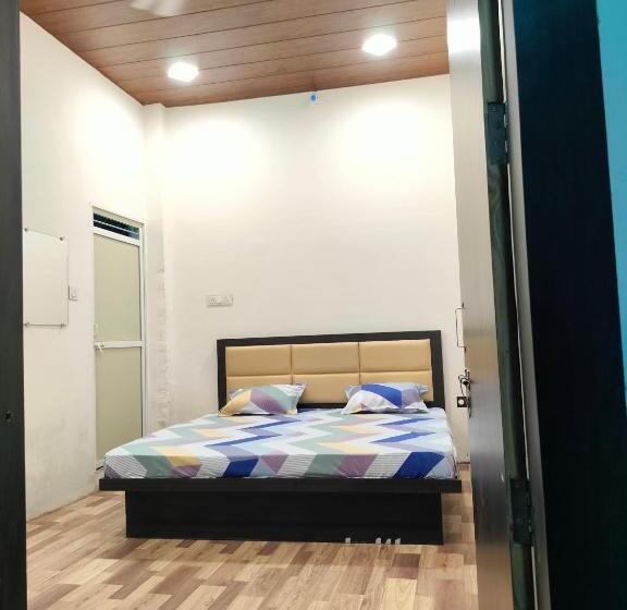 اتاق لوکس با تخت بزرگ, Amrit Shree