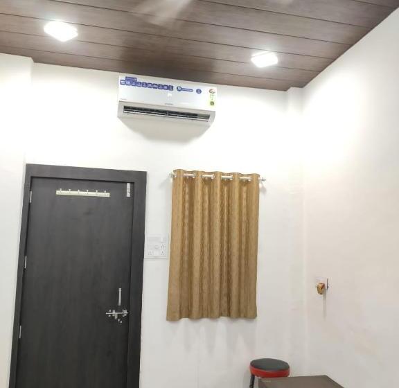 اتاق لوکس با تخت بزرگ, Amrit Shree