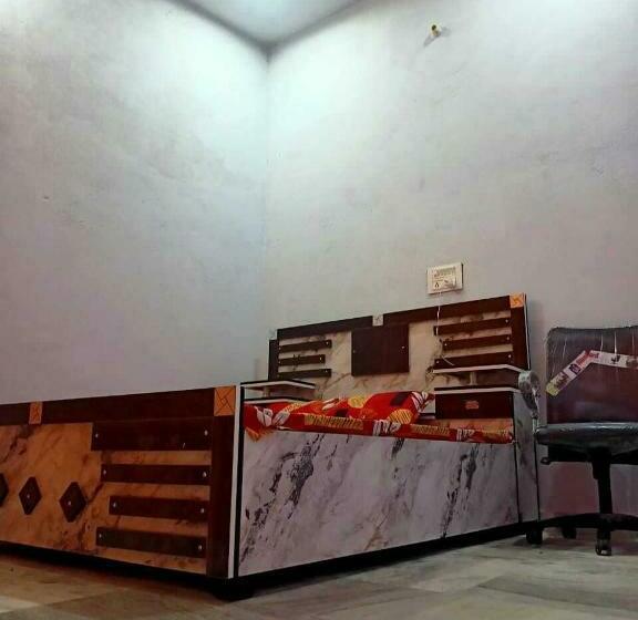 三人经典房间, Oyo Hotel Rudhra