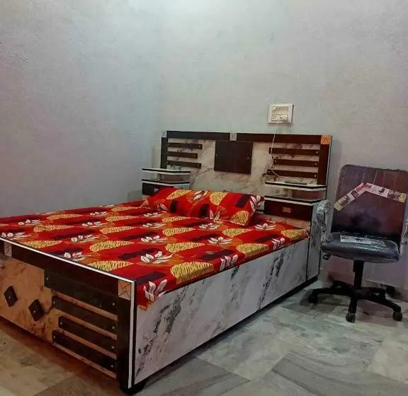 トリプルクラシックルーム, Oyo Hotel Rudhra