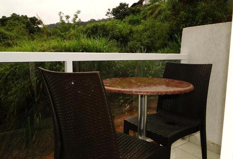 اتاق اجرایی, Petropolis Inn