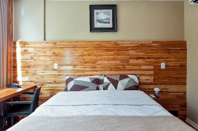 اتاق اجرایی, Petropolis Inn