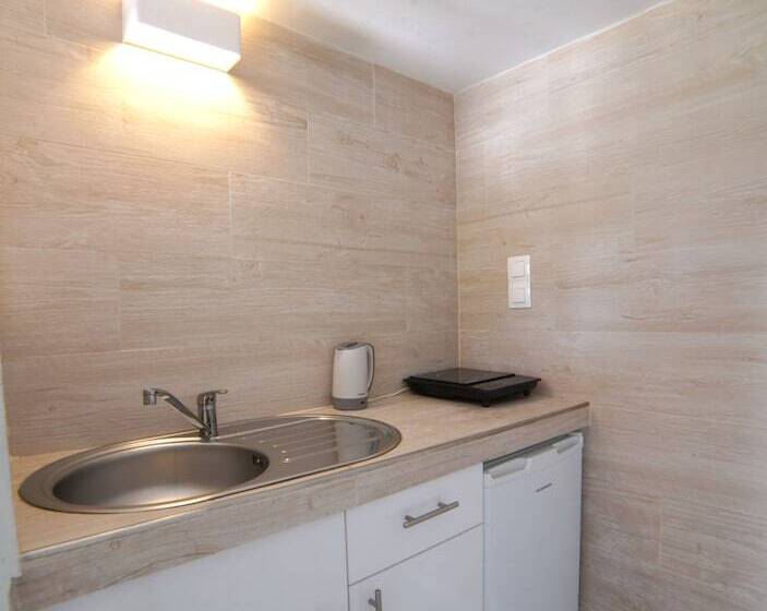 استودیوی استاندارد, Mirsini Studios & Apartments