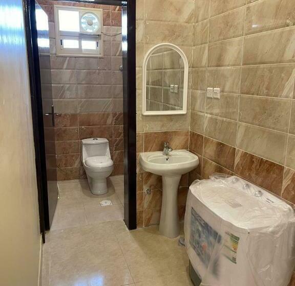 דירת שלושה חדרים, فندق العاصفة