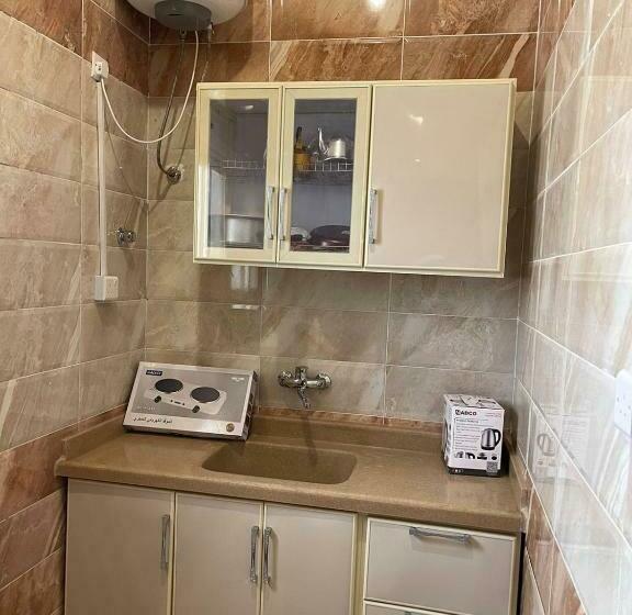 דירת שלושה חדרים, فندق العاصفة